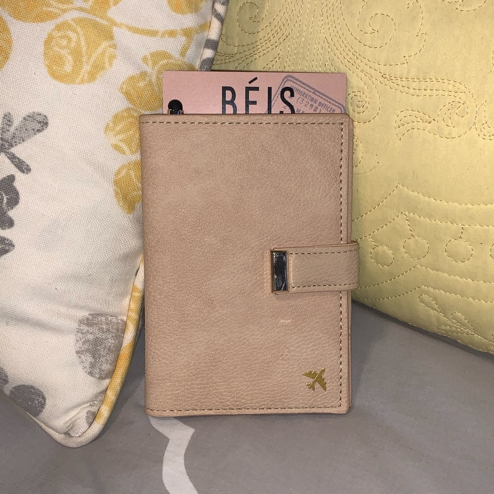 Béis Passport Holder in Beige